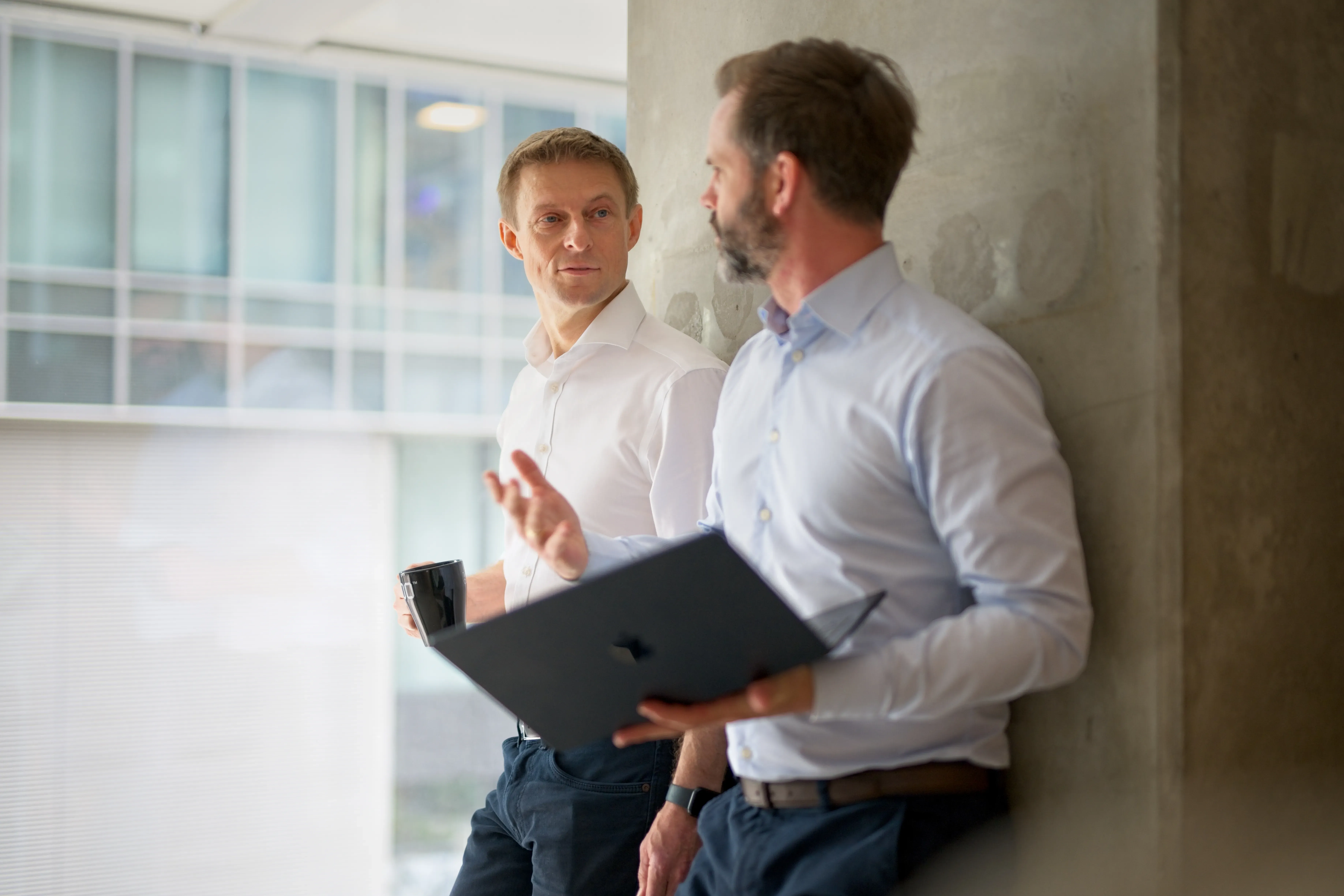 Stian and Tejs having a conversation