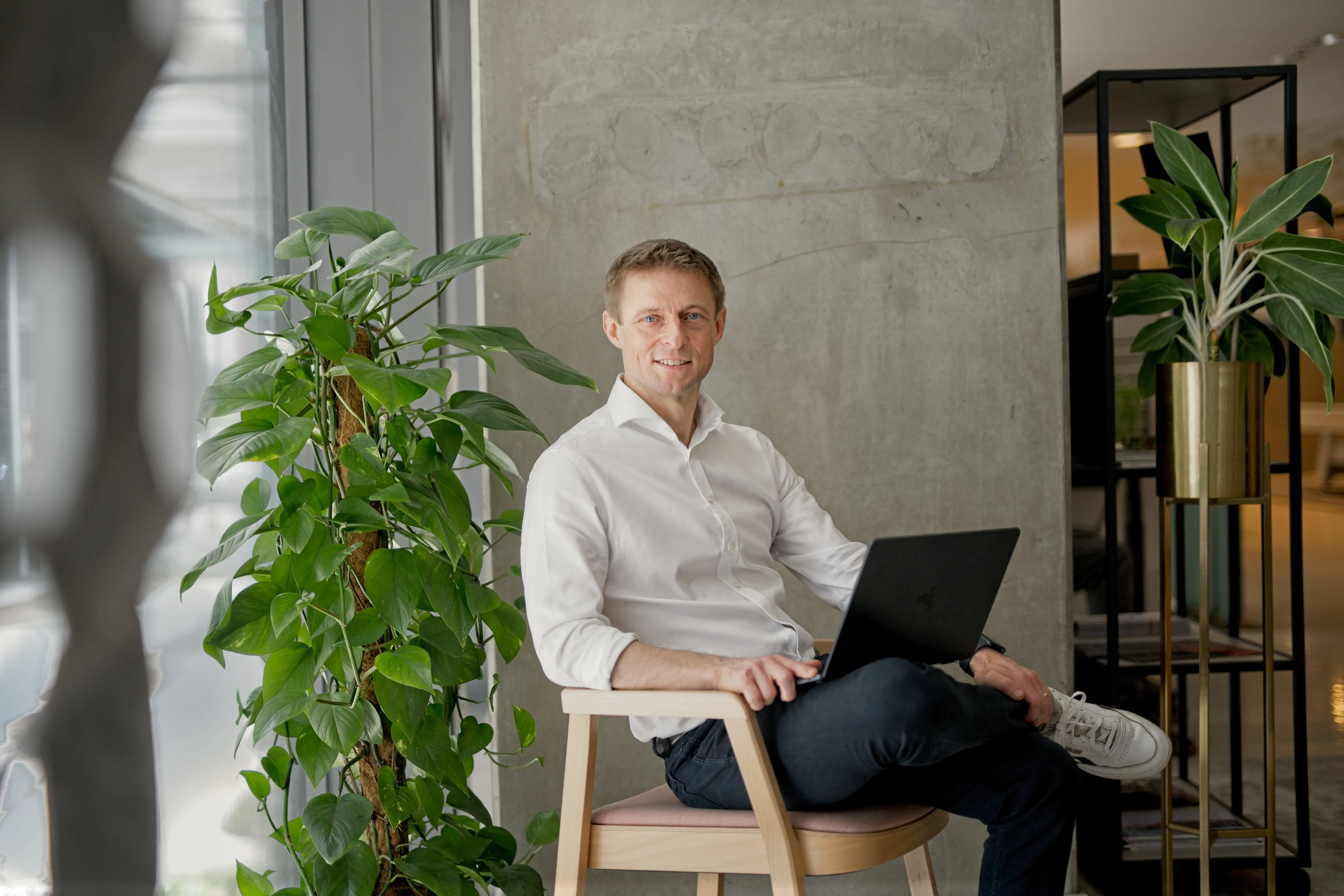 Tejs Bomme holding a computer