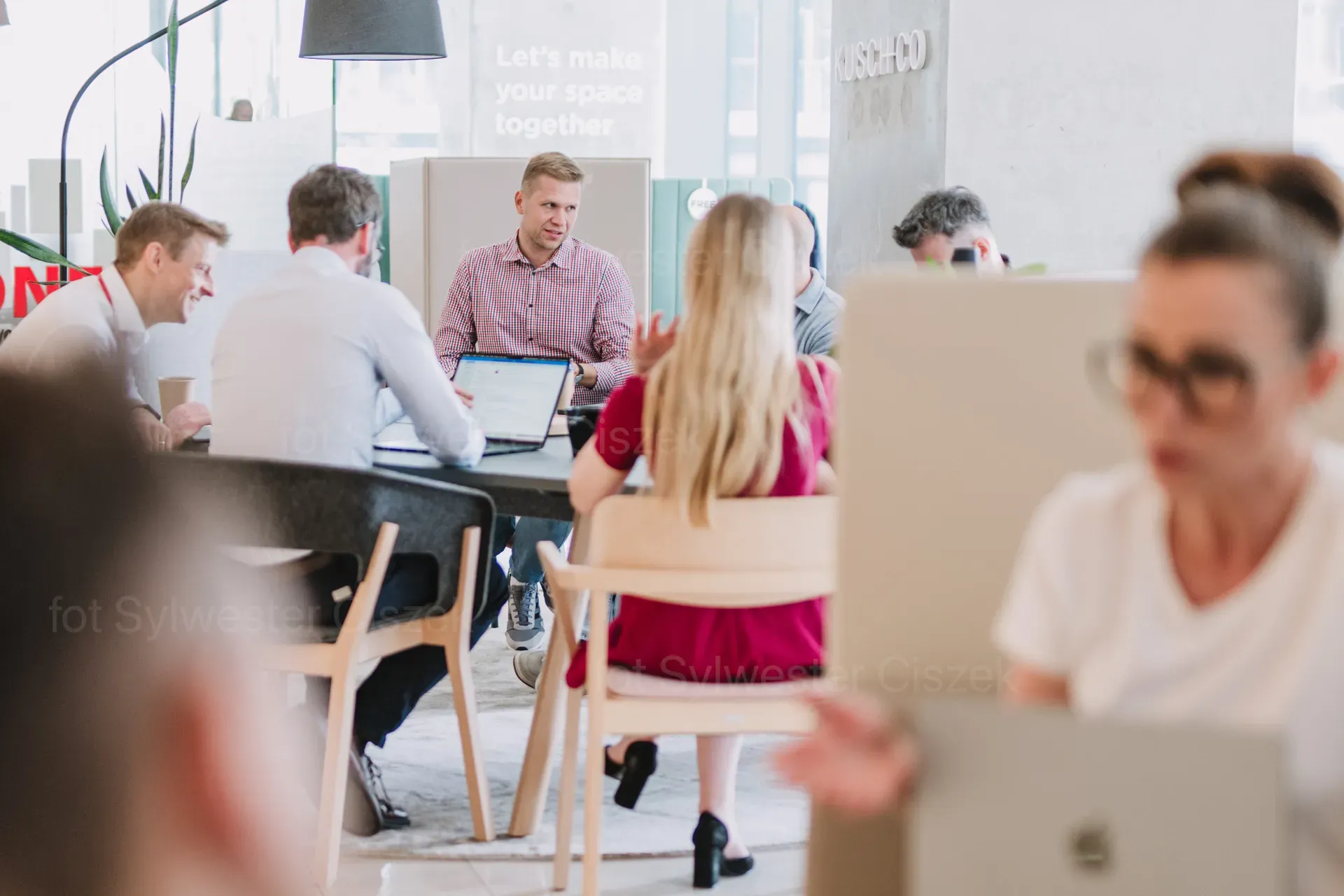     Zapytanie zostało przetworzone  A team of professionals is sitting around a table in a modern office space, collaborating